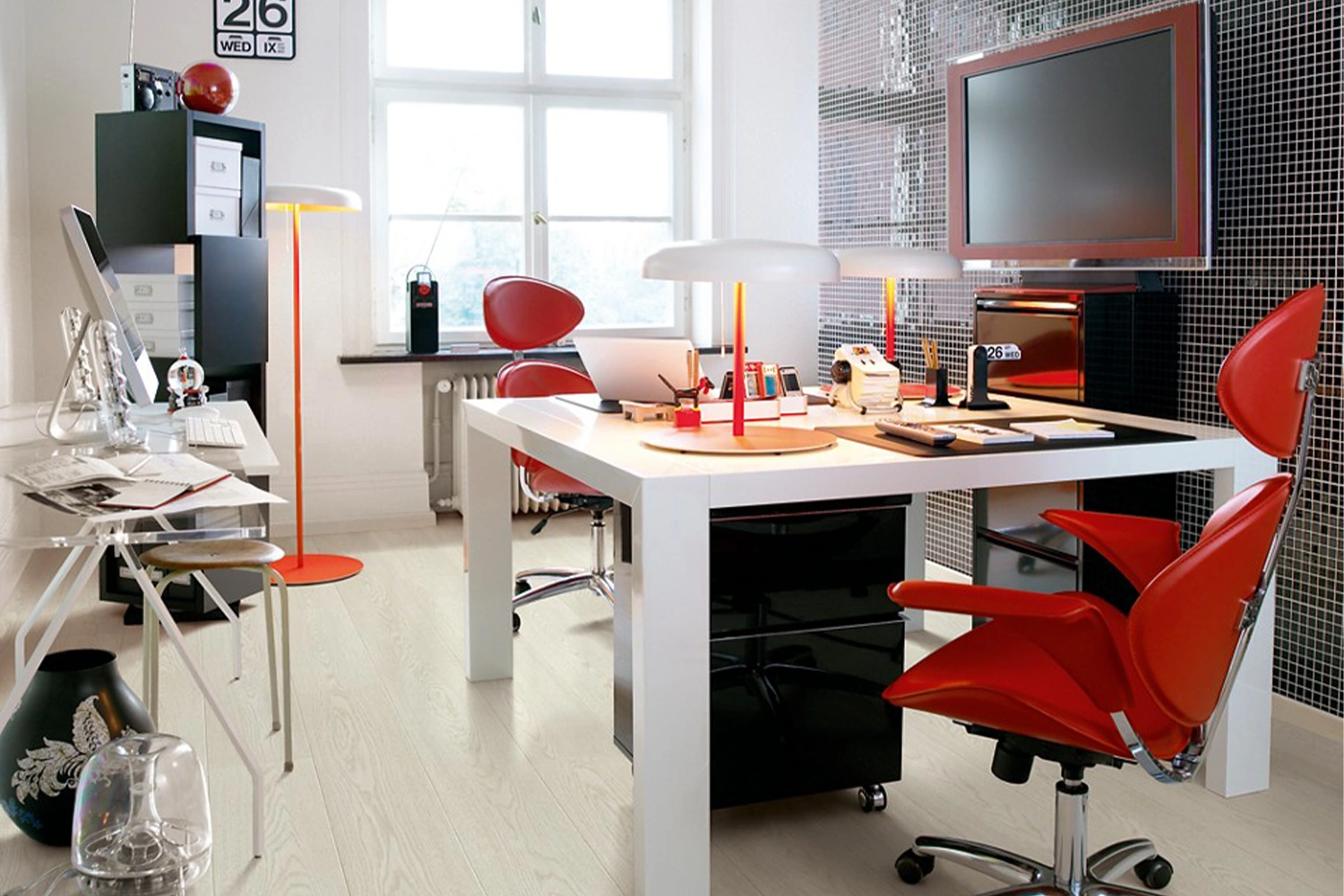 Nowoczesny pokój młodzieżowy z białymi meblami i czerwonymi akcentami